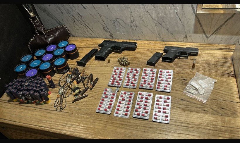 Ünlü oyuncu Ezgi Eyüboğlu'nun evinden çıkanlar pes dedirtti! Operasyonda dikkat çeken fuhuş iddiası... Kadınlar katalogla pazarlanmış! - Fotoğraf: 8