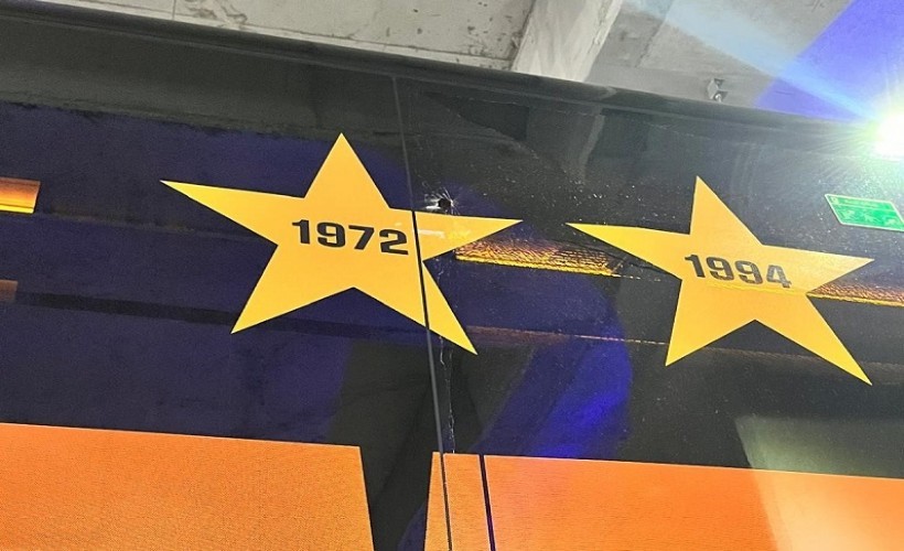 Galatasaray takım otobüsüne taşlı saldırı: Camlar kırıldı!