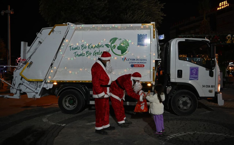 İcralık Kuşadası Belediyesi’nden tepki çeken yılbaşı hamlesi: 52 milyonluk borca rağmen Noel Baba’lı süsleme - Fotoğraf: 4