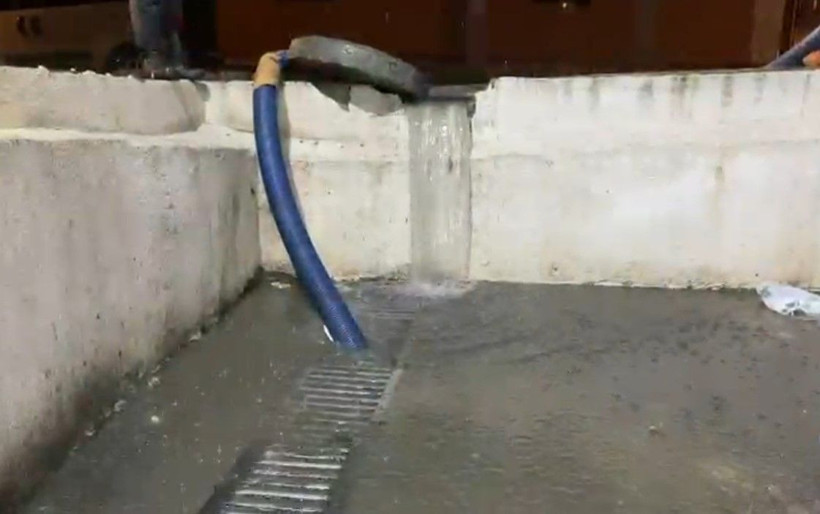 İstanbul'da şiddetli fırtına ve gök gürültülü sağanak yağış kabusu: 1 kişi devrilen ağacın altında kaldı, yollar çöktü, evleri su bastı - Fotoğraf: 12