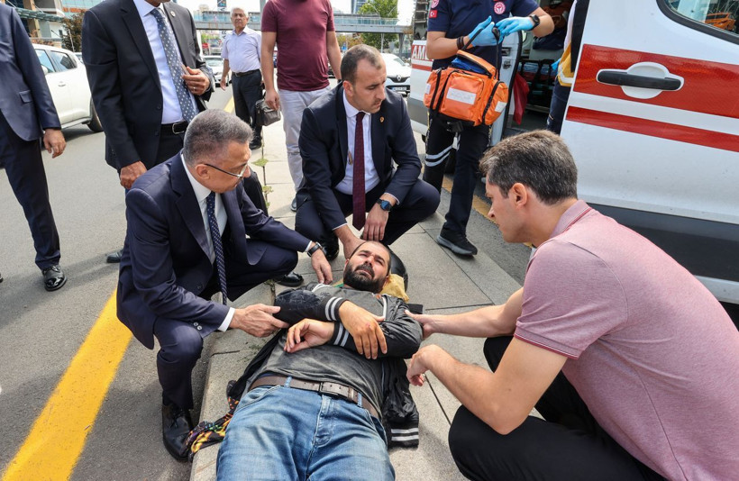 Cumhurbaşkanı Yardımcısı Oktay, kaza yapan motosikletlinin yanından ayrılmadı - Fotoğraf: 5