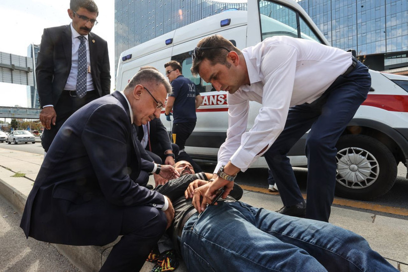 Cumhurbaşkanı Yardımcısı Oktay, kaza yapan motosikletlinin yanından ayrılmadı - Fotoğraf: 3