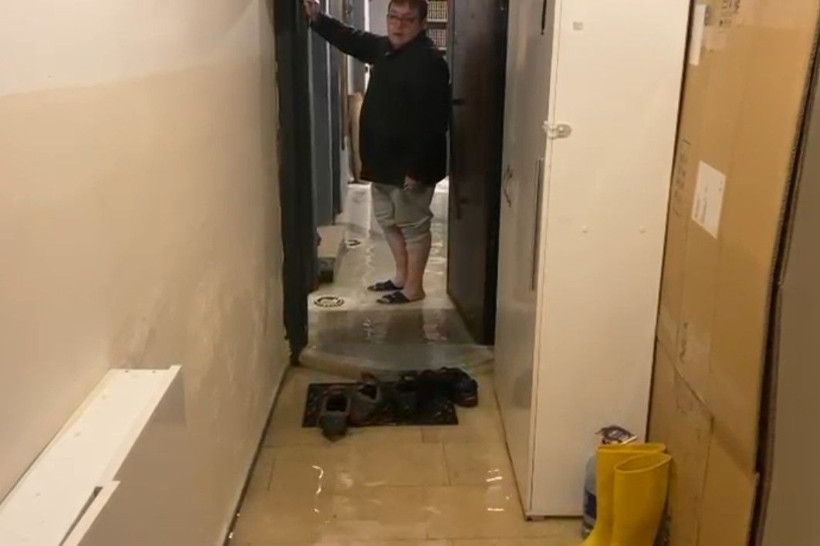 İstanbul'da şiddetli fırtına ve gök gürültülü sağanak yağış kabusu: 1 kişi devrilen ağacın altında kaldı, yollar çöktü, evleri su bastı - Fotoğraf: 13