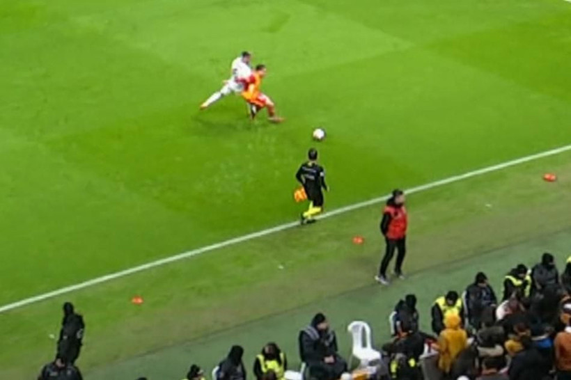 "Barış Alper Yılmaz ve Mario Lemina'ya net kırmızı kartı veremedi!" Eski hakemler Trio programında hatalı kararları tek tek açıkladı - Fotoğraf: 11