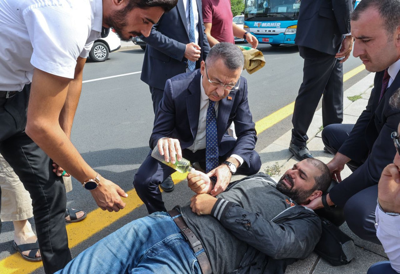 Cumhurbaşkanı Yardımcısı Oktay, kaza yapan motosikletlinin yanından ayrılmadı - Fotoğraf: 2
