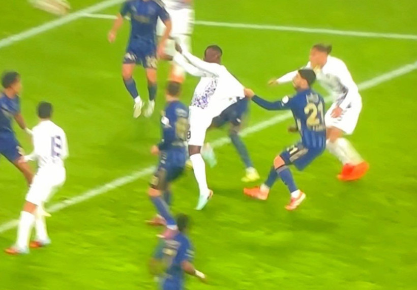 Fenerbahçe maçında skandal hakem hatası! Tüm yorumcular aynı kararda birleşti: Eyüpspor'un net penaltısı verilmedi - Fotoğraf: 2