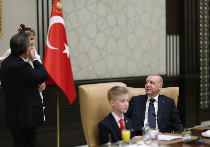 Türkiye'nin yarınları Külliye'de... Cumhurbaşkanı Erdoğan koltuğunu çocuklara devretti - Fotoğraf: 2