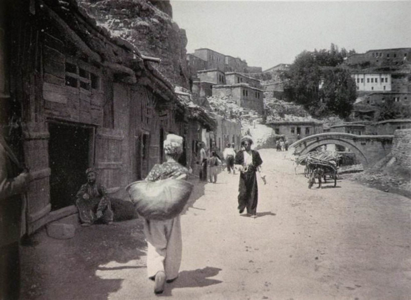 Tarihi toprak evleri, Kümbetleri ve mimarisiyle Vadideki güzel şehir Bitlis Gezi Listesi ve 5 minaresinin hikayesi! - Fotoğraf: 32