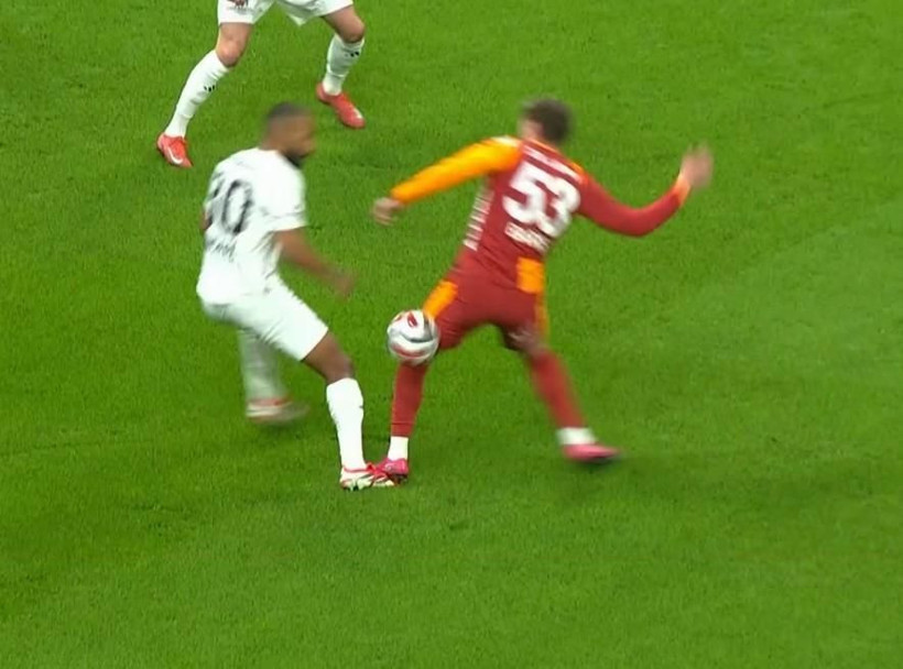 "Barış Alper Yılmaz ve Mario Lemina'ya net kırmızı kartı veremedi!" Eski hakemler Trio programında hatalı kararları tek tek açıkladı - Fotoğraf: 3