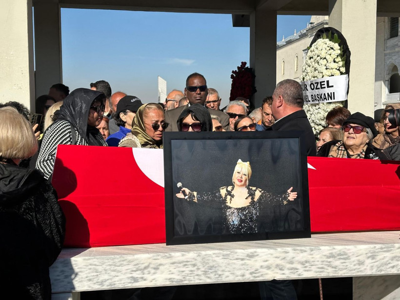 Türk Sanat Müziği'nin usta ismi Muazzez Abacı, Ankara'da son yolculuğuna uğurlandı! Gözyaşları sel oldu, aktı - Fotoğraf: 2