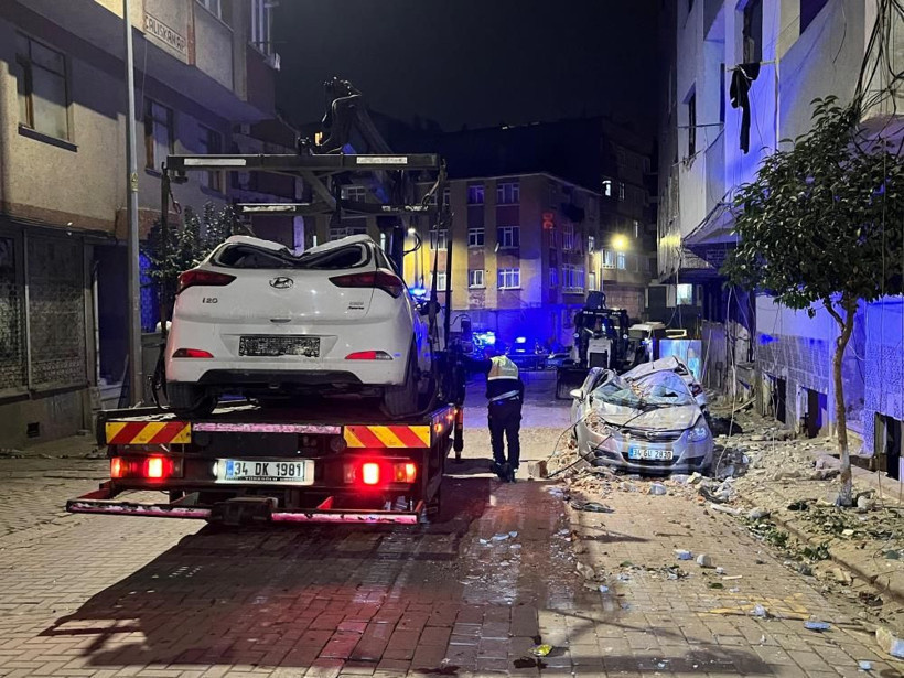 Zeytinburnu’nda binanın çatısı çöktü! Ortalık savaş alanına döndü - Fotoğraf: 10