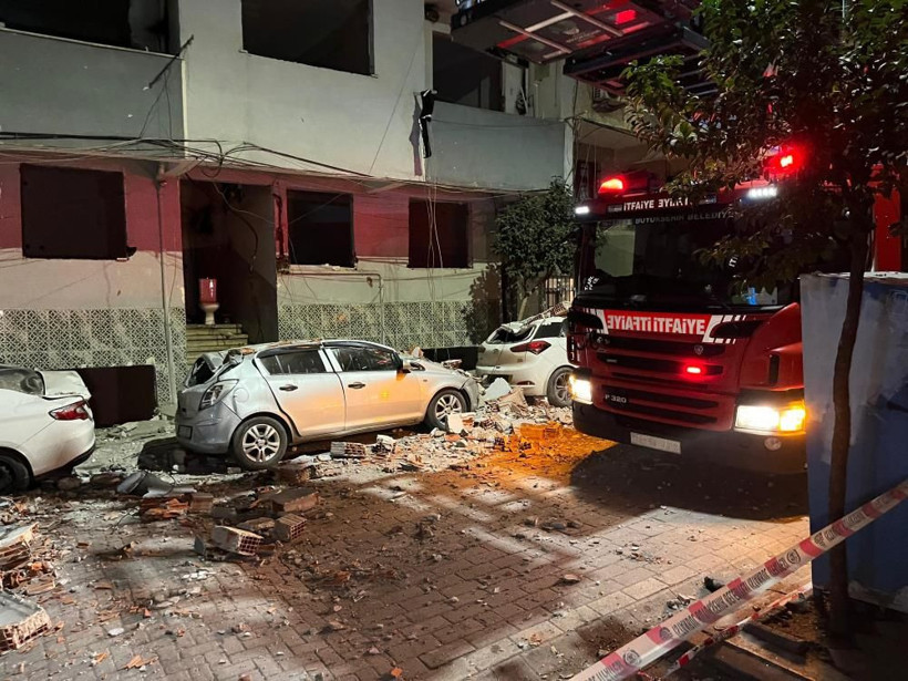 Zeytinburnu’nda binanın çatısı çöktü! Ortalık savaş alanına döndü - Fotoğraf: 2
