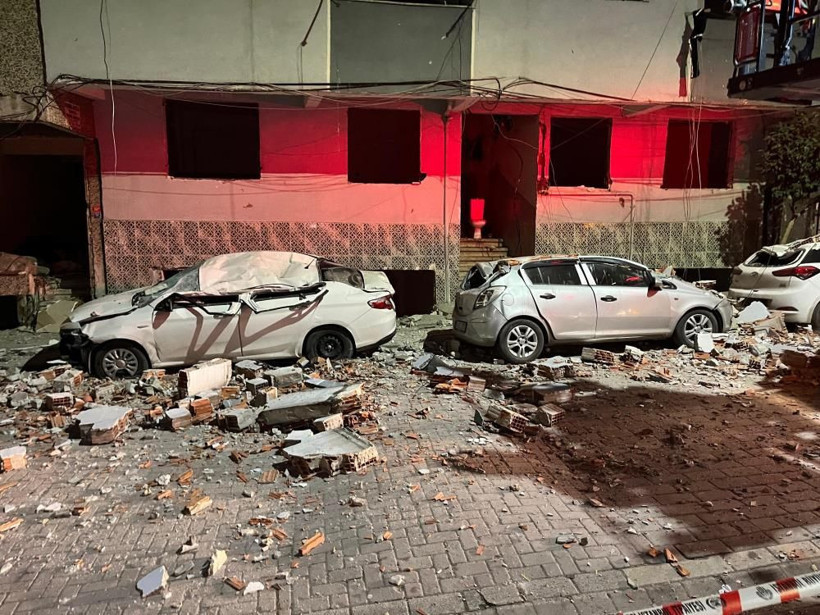 Zeytinburnu’nda binanın çatısı çöktü! Ortalık savaş alanına döndü - Fotoğraf: 5