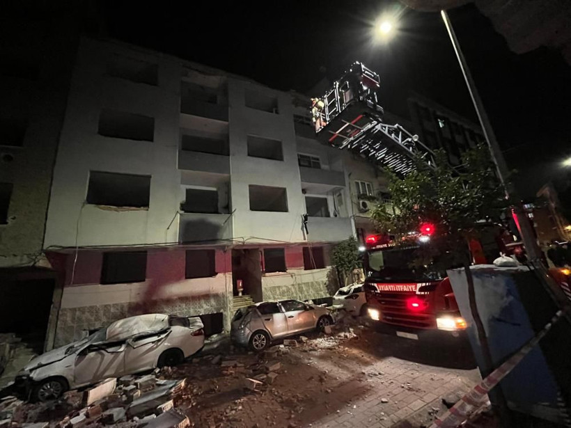 Zeytinburnu’nda binanın çatısı çöktü! Ortalık savaş alanına döndü - Fotoğraf: 7