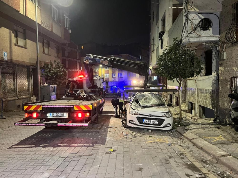Zeytinburnu’nda binanın çatısı çöktü! Ortalık savaş alanına döndü - Fotoğraf: 8
