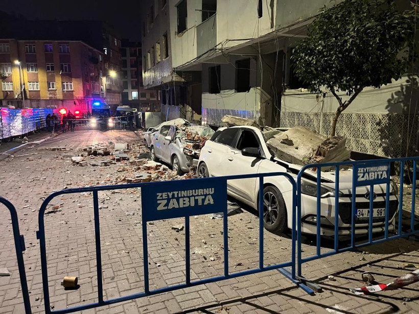 Zeytinburnu’nda binanın çatısı çöktü! Ortalık savaş alanına döndü - Fotoğraf: 9