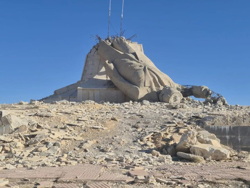 Bir heykelin anlattığı çöküş: Esad’ın dev anıtı bir yıl sonra hala devrik halde, Baas rejimi ise tarihin çöplüğünde... - Fotoğraf: 2