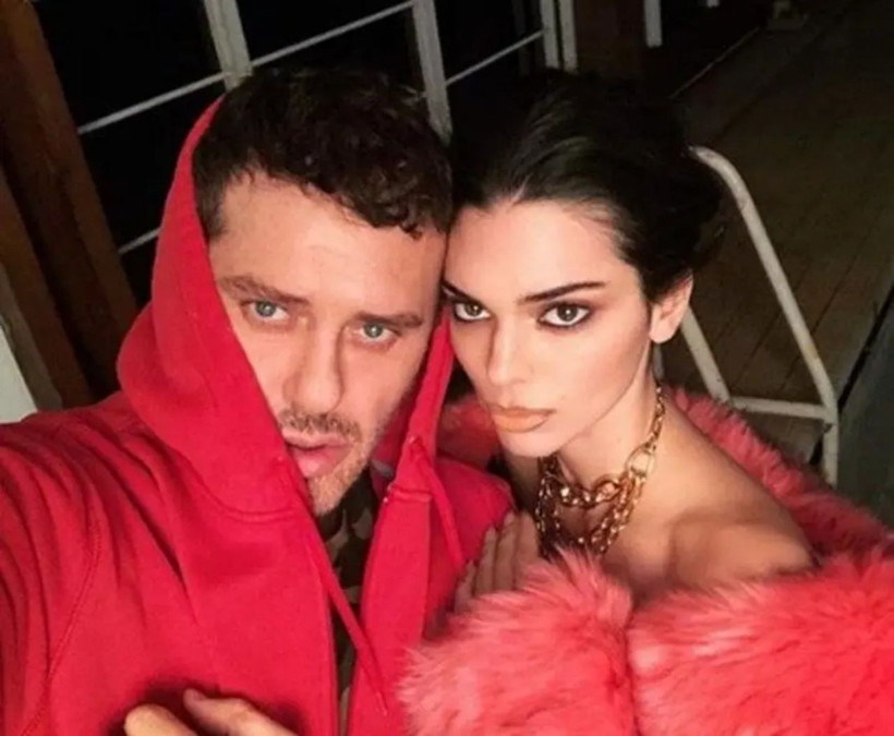 Kim kardashian, Kendall Jenner, Selena Gomez'in fotoğrafçısına uyuşturucu operasyonu! Dünyaca ünlü fotoğrafçı Mert Alaş hakkında yakalama kararı çıktı - Fotoğraf: 4