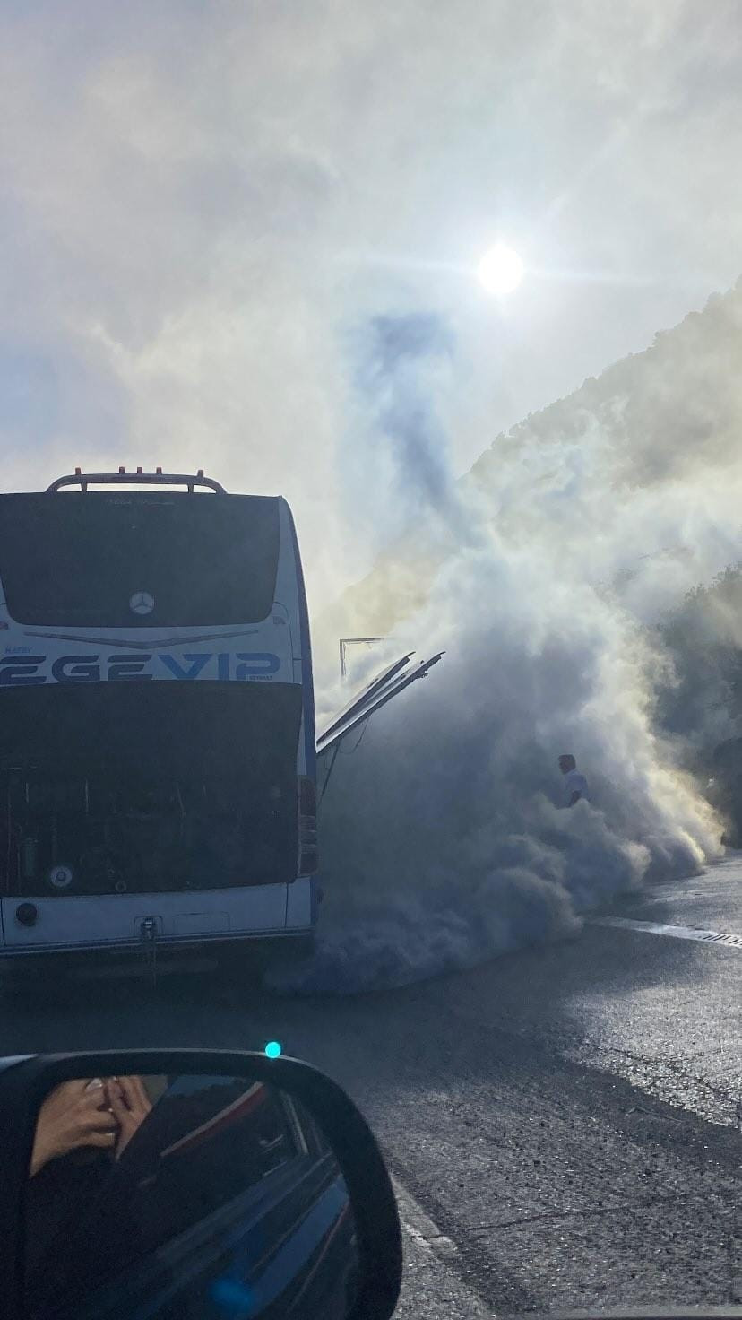 Hatay’da yolcu otobüsünde panik anları: Dumanlar yükseldi, facia önlendi - Resim : 2
