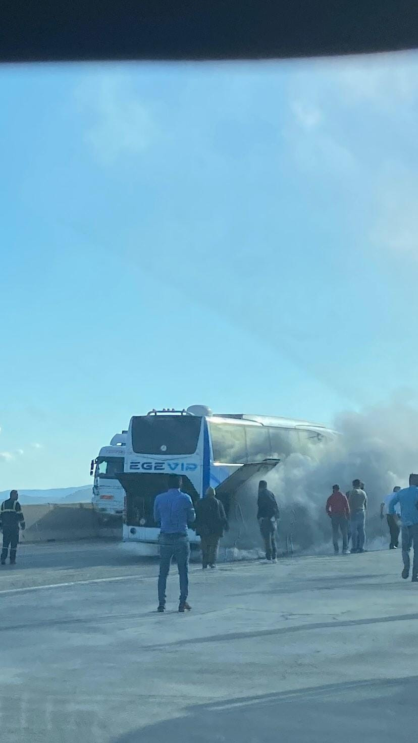 Hatay’da yolcu otobüsünde panik anları: Dumanlar yükseldi, facia önlendi