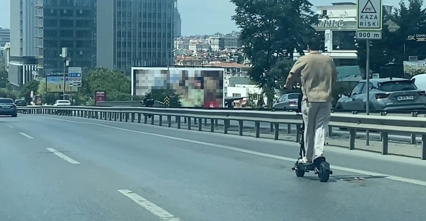 Otobanda scooter keyfi! Hem kendi canını hem de trafiği tehlikeye attı