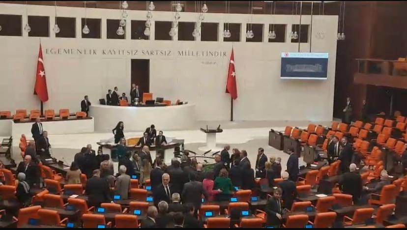 TBMM Genel Kurulu, Sırrı Süreyya Önder'in sağlık durumu nedeniyle çalışmalarına 2 gün ara verdi