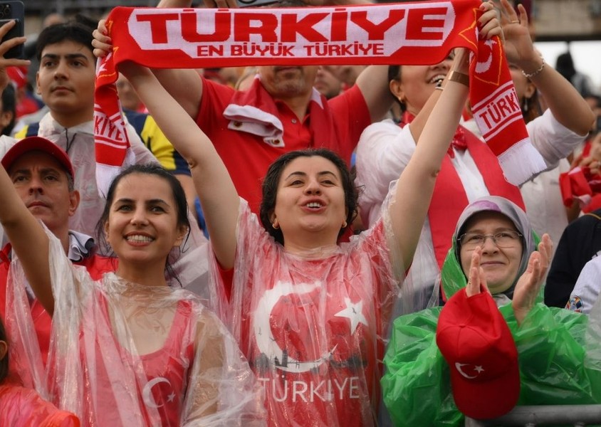 Milliler ABD'de yalnız kalmadı! Sağanak yağışa rağmen Türk taraftarlar stada akın etti!