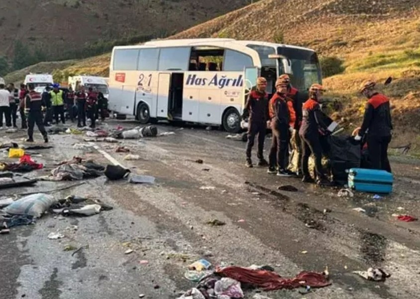 Sivas’ta facia! Yolcu otobüsü Kızıldağ Geçidi’nde devrildi: Çok sayıda ölü ve yaralı