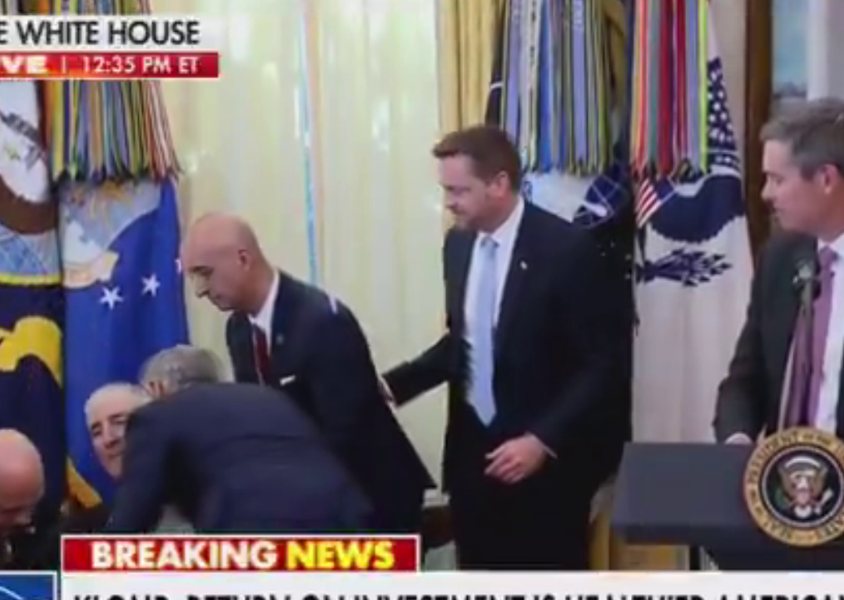 ABD'de korku dolu anlar! Trump'ın basın toplantısında fenalaştı! İlk müdahale Dr. Öz'den!