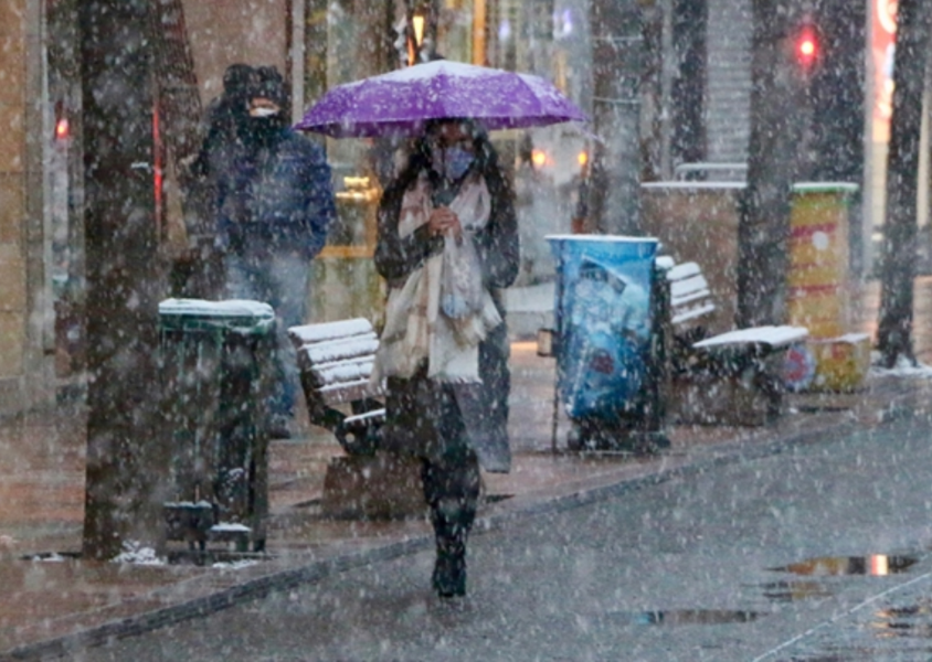İstanbul’da yol çöktü! 22 kentte sarı kod alarmı: Sağanak ve kar yurdu esir aldı