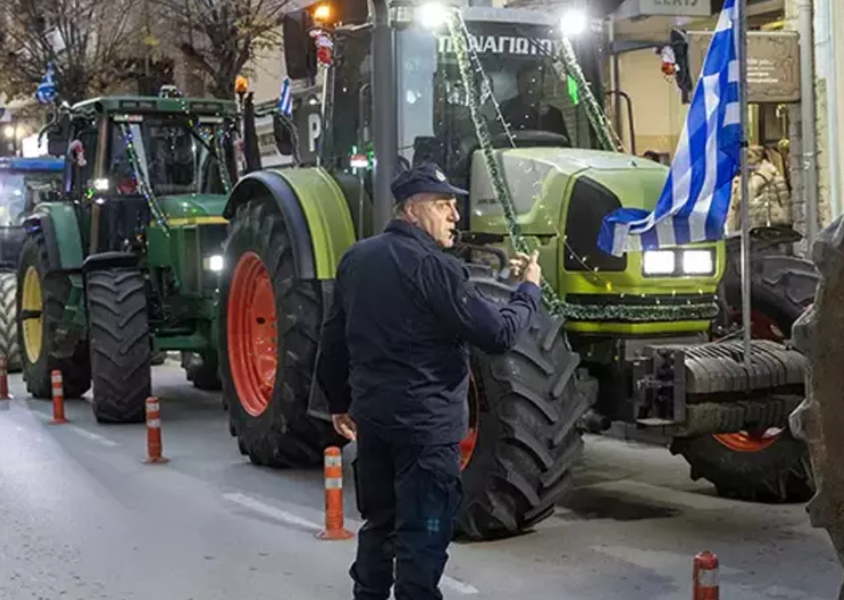Yunanistan karışıyor! Çiftçiler milletvekili bürolarını bastı: Traktörlerle şehri kilitlediler