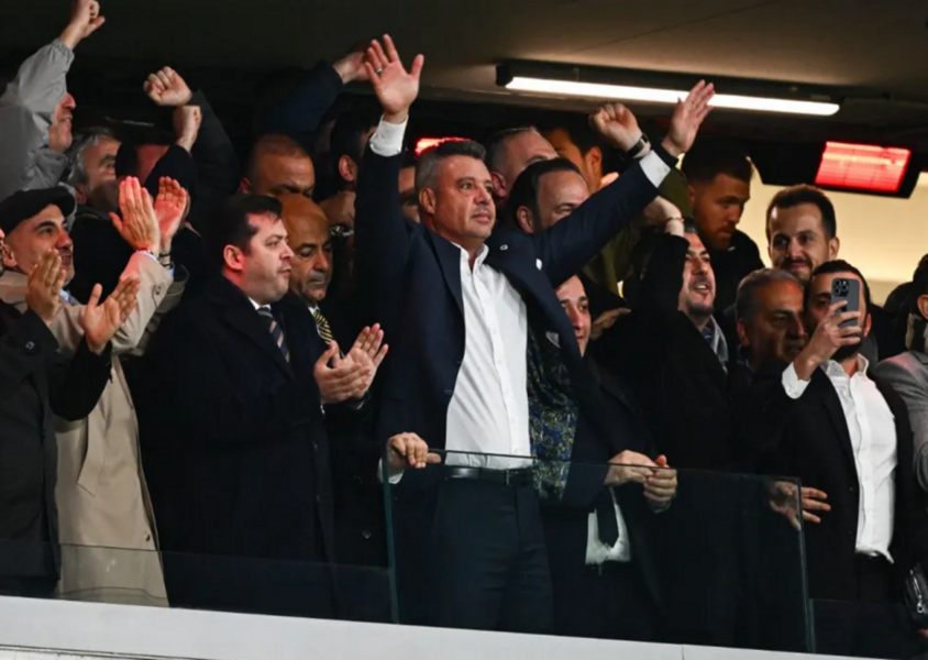 Serbest bırakıldı, ayağının tozuyla Fenerbahçe'nin maçına koştu! Sadettin Saran'a büyük sevgi seli...