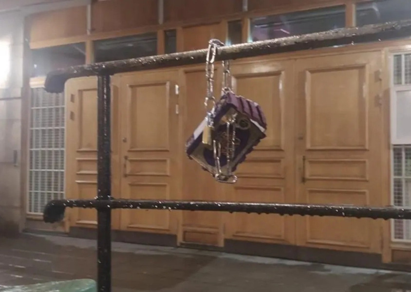 İsveç’te İslam karşıtı provokasyon: Stockholm Camisi’ne kurşunlanmış Kur’an-ı Kerim zincirlendi