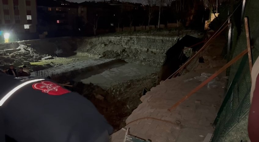 Bahçelievler’de gece yarısı yol çöktü! Mahalle karanlığa gömüldü! - Resim : 2