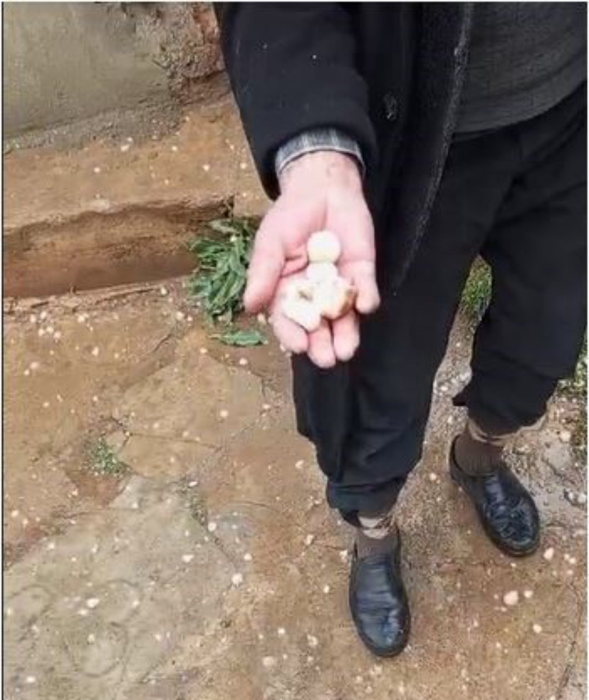 Van Gevaş'ta ceviz büyüklüğünde dolu yağdı