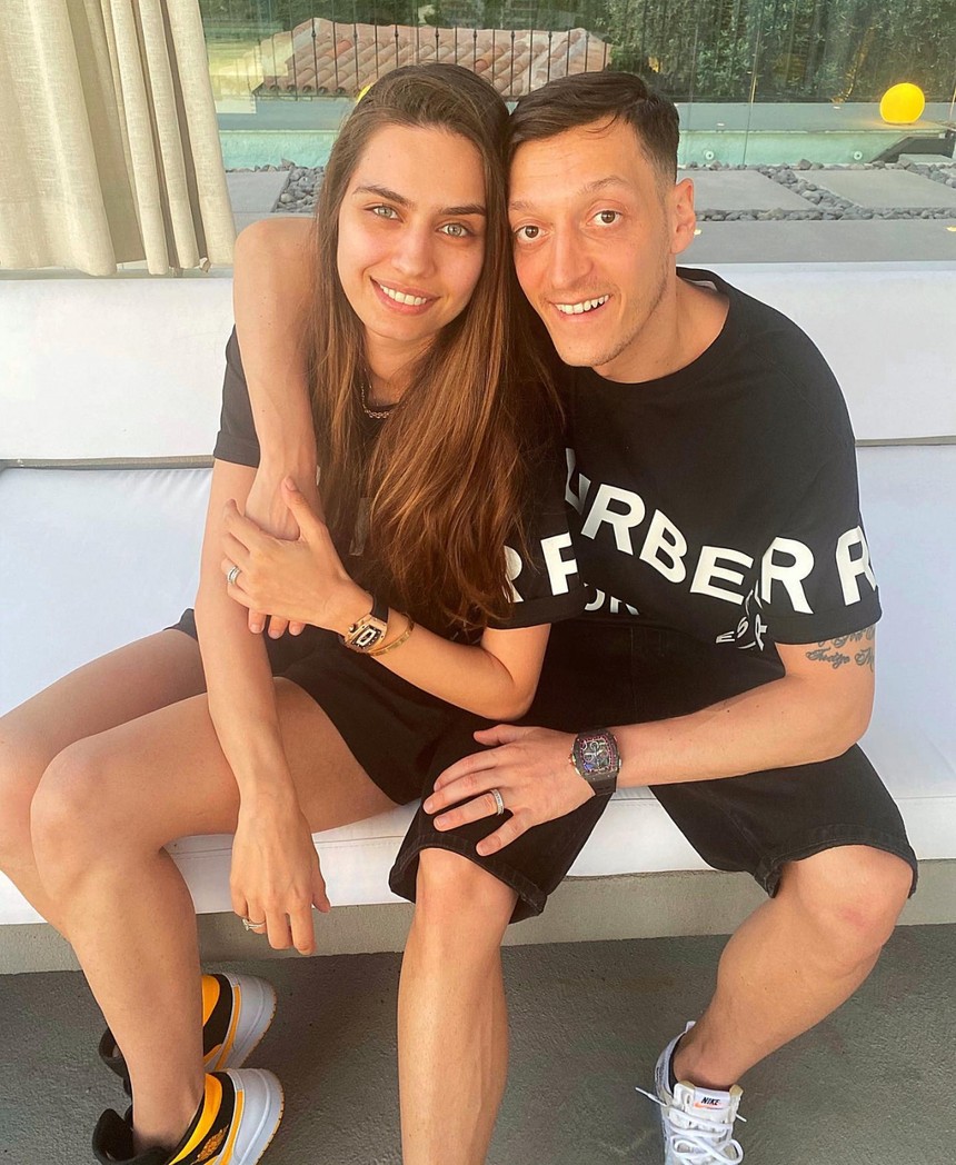 Mesut Özil'den hamile eşi Amine Gülşe'ye pahalı doğum günü hediyesi