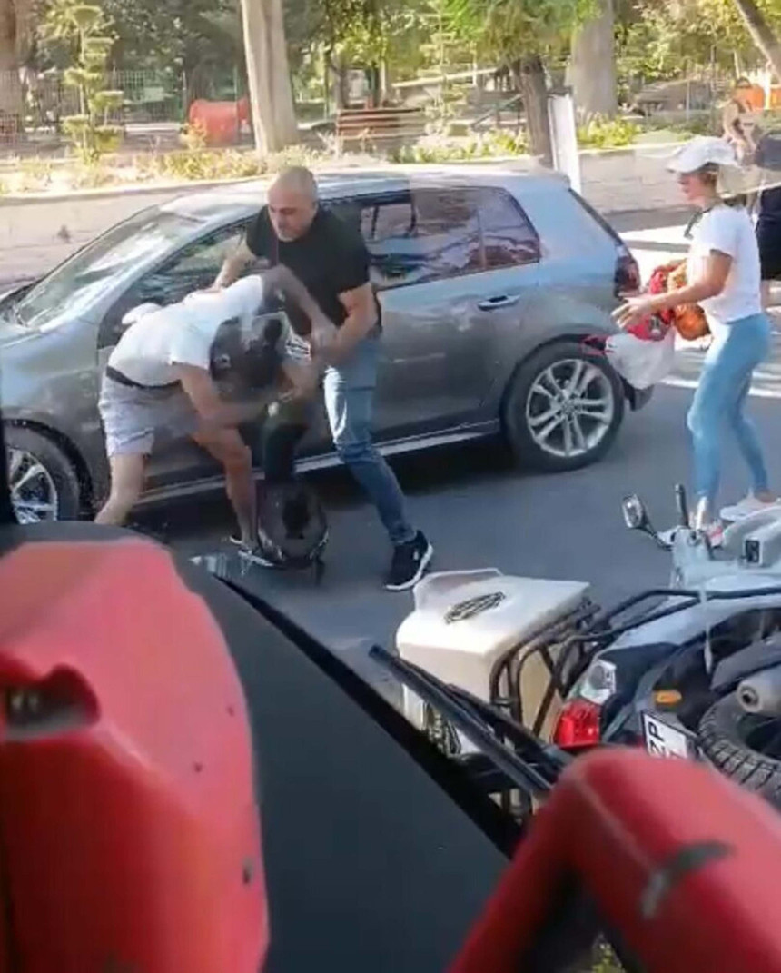 Bornova'da motosikletli kurye ile taksici birbirine girdi, trafik boks ringine döndü