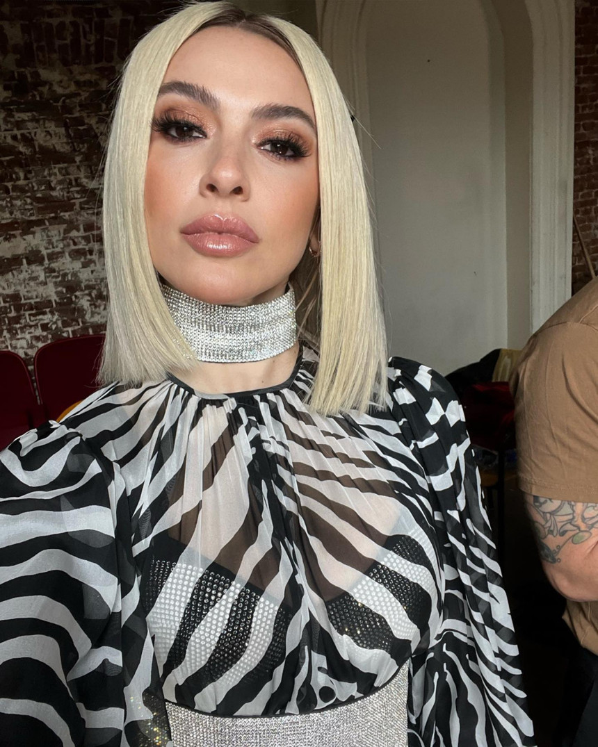 Murda ile kamera karşısına geçen Hadise imaj tazeledi! Yeni haline beğeni yağdı