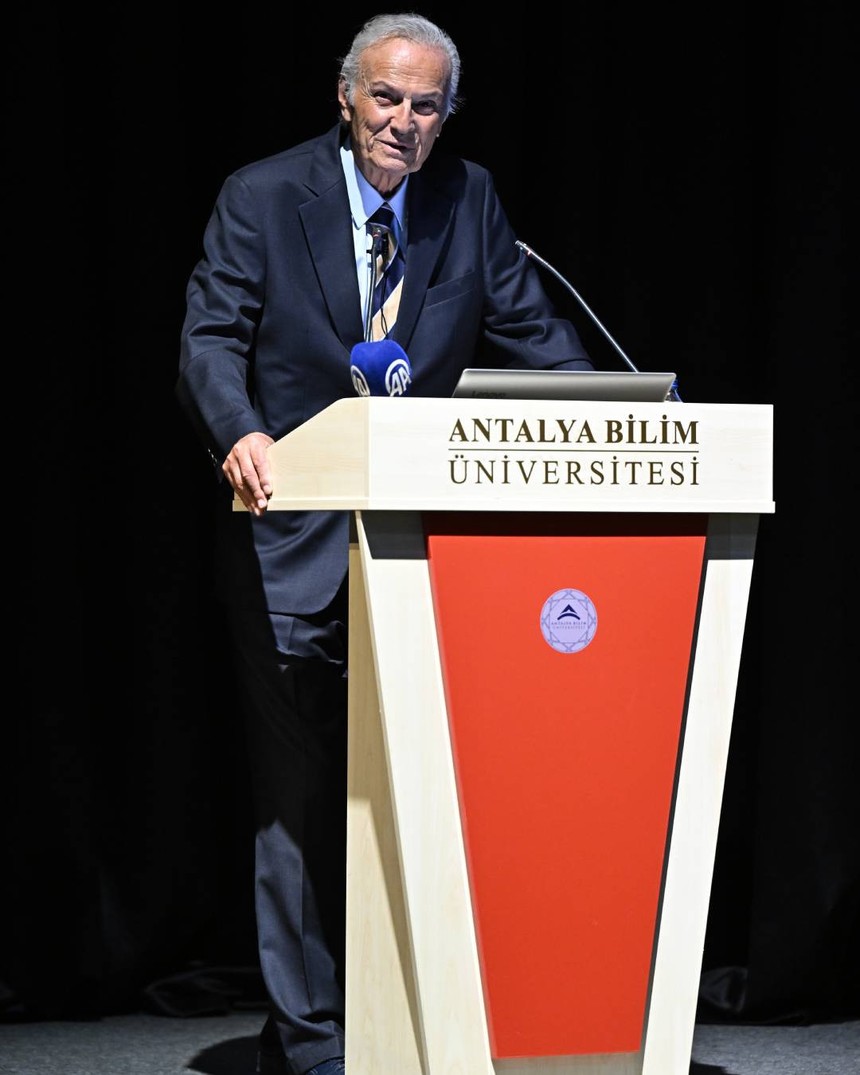 Ediz Hun'un sol hali... Usta sanatçı, Antalya Bilim Üniversitesinde öğrencilere önerilerde bulundu