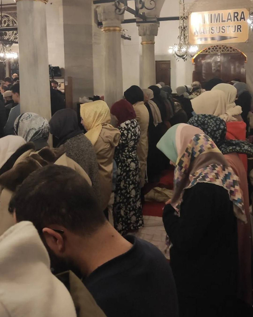 Diyanet'e tepki yağıyor! Üsküdar’daki Kuşkonmaz Camii’nde kadınlar erkeklerin önünde saf tutup namaz kıldı - Resim : 2
