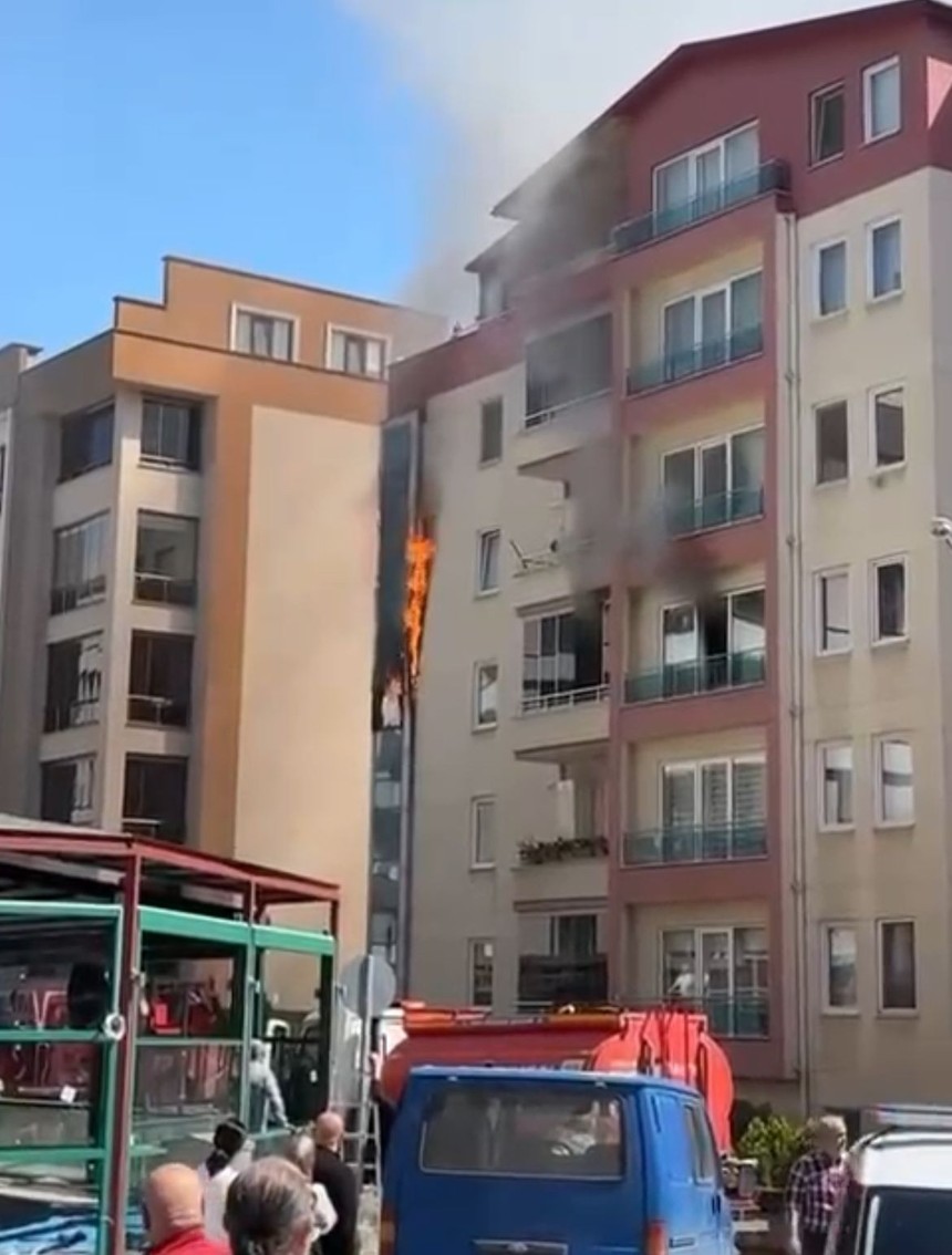 Evini kundakladı, dışarıda alevleri izlerken polis tarafından yakalandı - Resim : 2