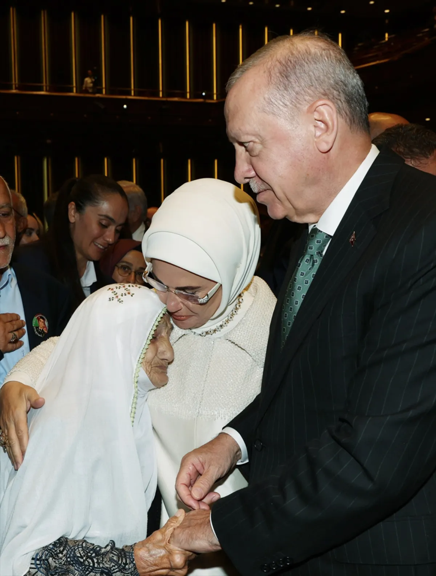 Cumhurbaşkanı Recep Tayyip Erdoğan, 93 yaşındaki Şefika nineyle bir araya geldi - Resim : 2
