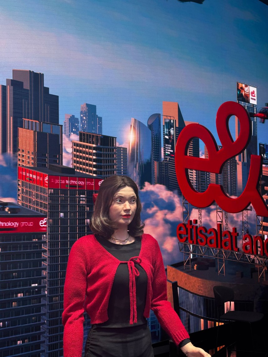 Etisalat yapay zeka destekli insansı robotunu sergiledi; insan profiline ve anatomisine en yakın görünüm - Resim : 2