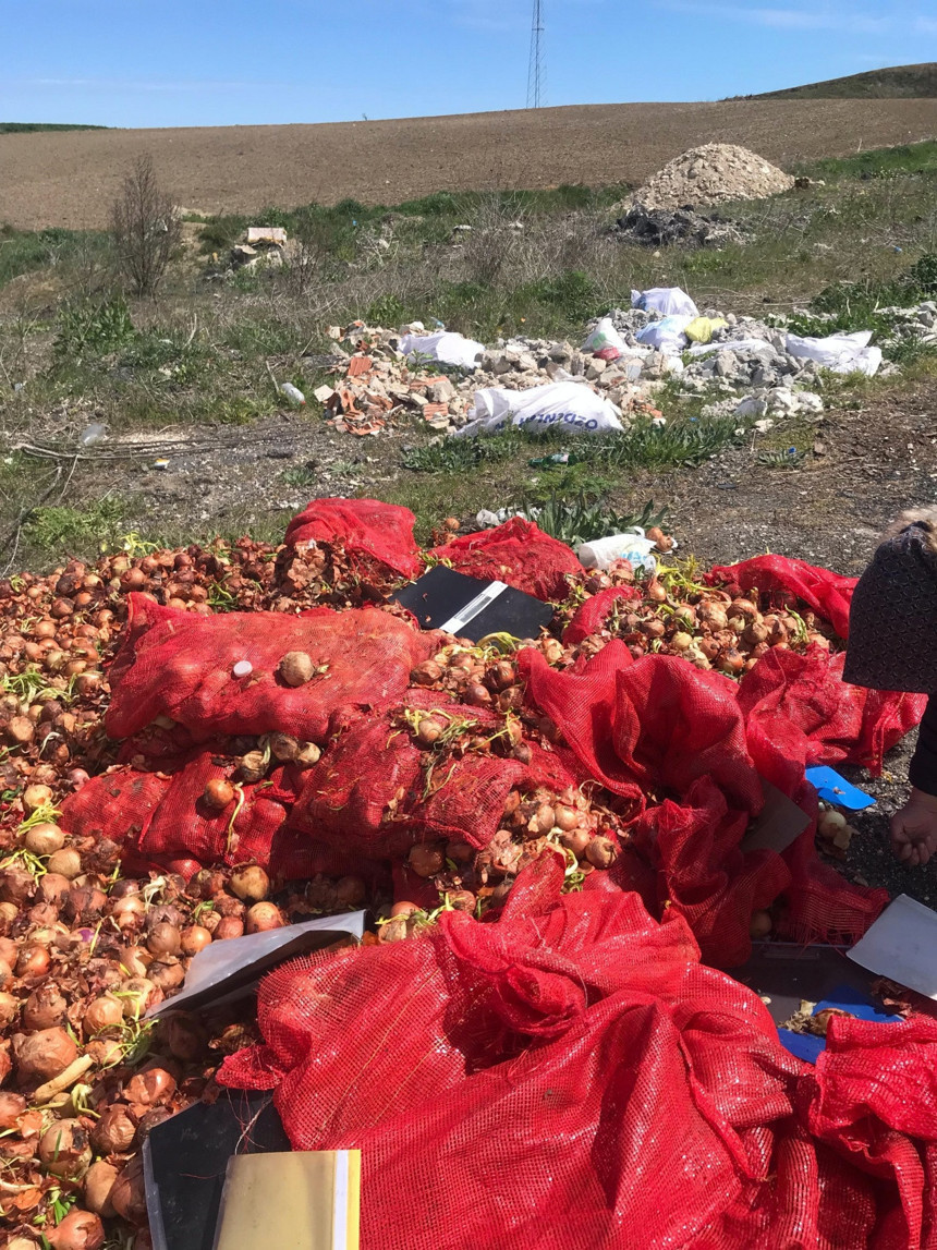 Tekirdağ’da soğan israfı öfke yarattı! Yol kenarına dökülen çuvallar tepki çekti