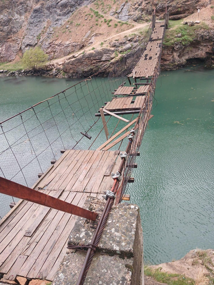 Elazığ’da fırtına asma köprüyü vurdu: Ulaşıma kapatıldı