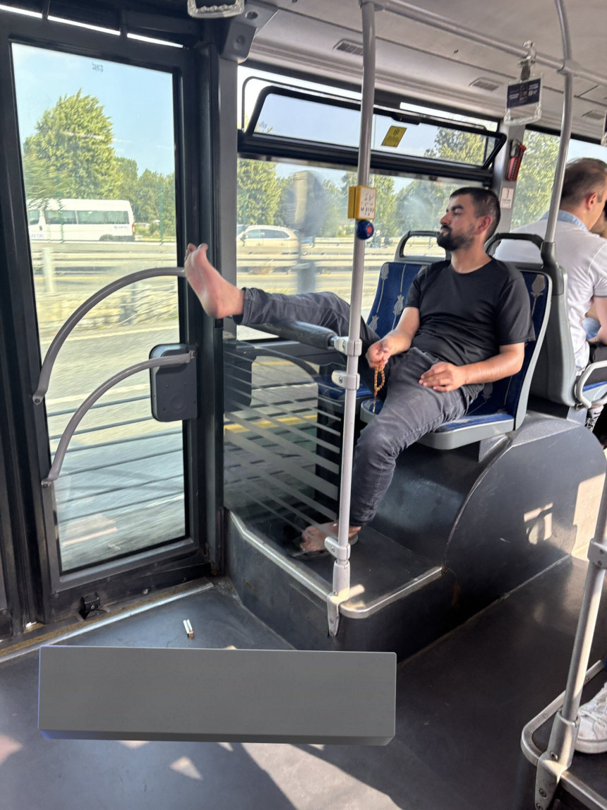 Kekodan duygu sömürüsü! Metrobüsü babasının evi gibi kullanmıştı, özrü kabahatinden beter - Resim : 2