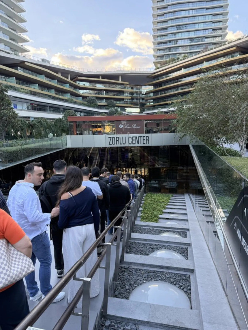 İstanbul'da iPhone 17 için uzun kuyruk oluştu! - Resim : 3
