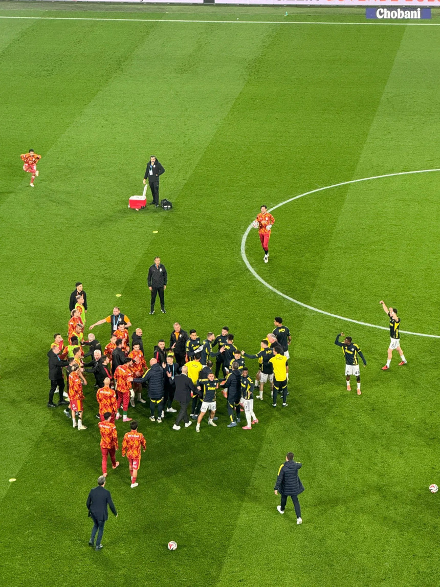 Fenerbahçe - Galatasaray derbisi öncesi saha içerisi karıştı! İki takım oyuncuları birbirine girdi - Resim : 7