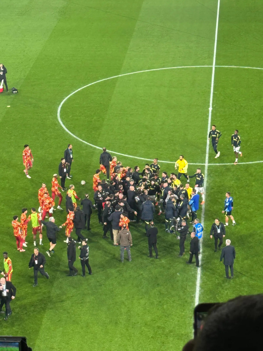 Fenerbahçe - Galatasaray derbisi öncesi saha içerisi karıştı! İki takım oyuncuları birbirine girdi - Resim : 6