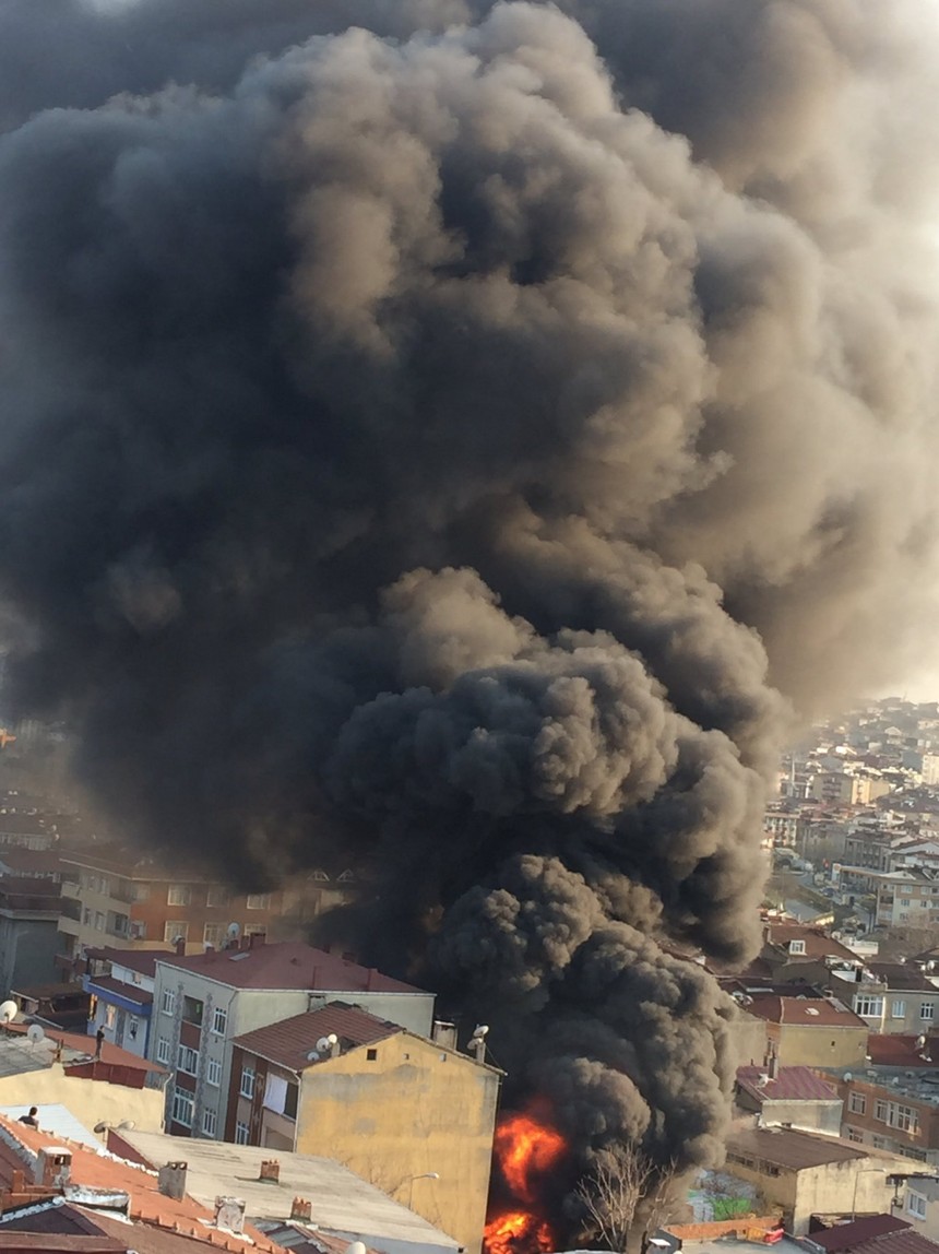 Bağcılar'da büyük yangın! Dumanlar ilçeyi sardı